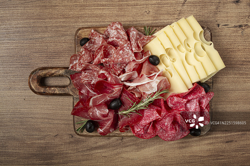 什锦肉类、开胃菜、意大利熏火腿、萨拉米香肠和火腿，搭配马斯达姆奶酪和橄榄，放在木板上，早餐，俯视，特写，无人图片素材