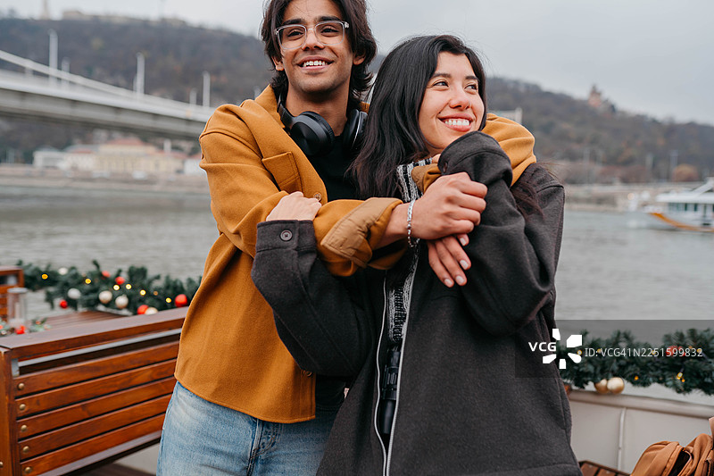 在布达佩斯，朋友们在阴天于河边享受共处的时光图片素材