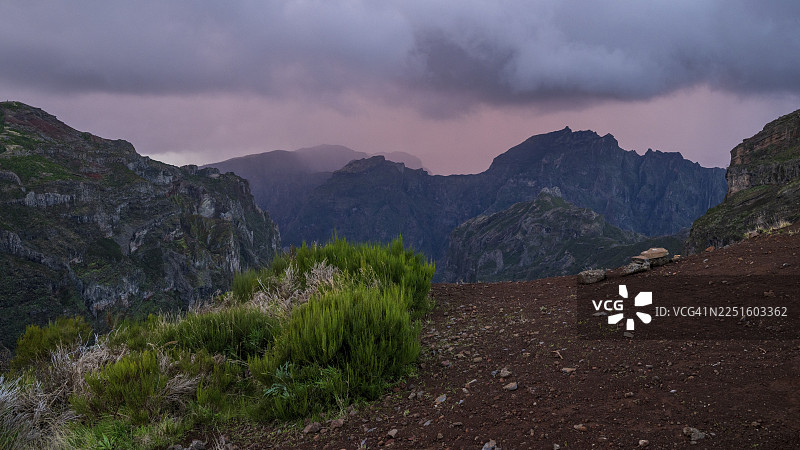 葡萄牙马德拉岛Pico do Arieiro的日落，PR1徒步小径图片素材