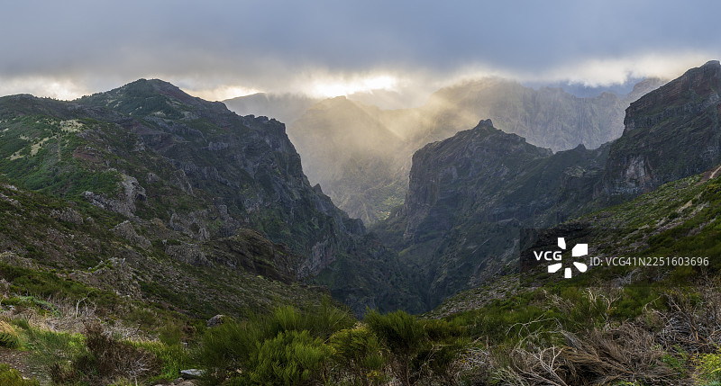 马德拉，葡萄牙，Arieiro峰的日落，阳光穿透云层，光束，PR1徒步小径图片素材