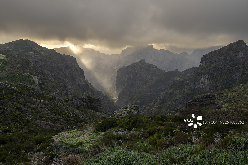 马德拉皮库·杜阿里耶罗的日落，阳光穿透云层，光束，PR1徒步小径，葡萄牙图片素材