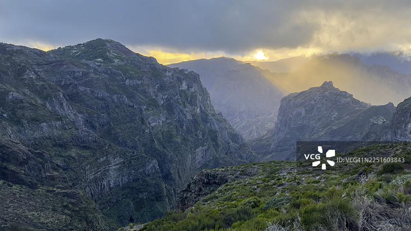 葡萄牙马德拉岛Pico do Arieiro徒步小径PR1的日落图片素材