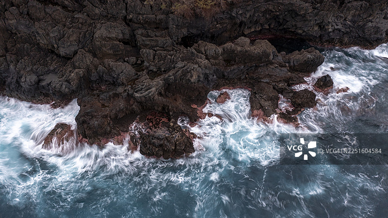 海浪与岩石，葡萄牙马德拉群岛的蒙尼什港附近海岸图片素材