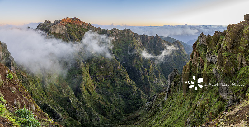 皮科·杜·阿里埃罗的日出，雾气掠过山峰，PR1徒步路线，马德拉，葡萄牙图片素材