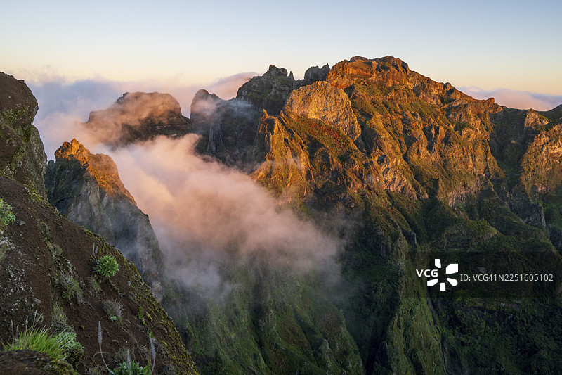 皮科·杜·阿里埃罗山的日出，云雾飘过山峰，PR1徒步路线，马德拉，葡萄牙图片素材