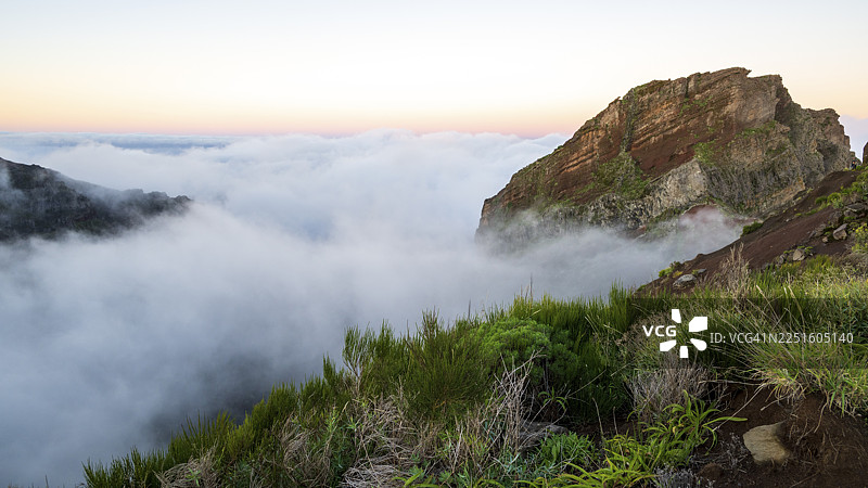 皮科·杜·阿里埃罗的日出，雾气席卷山峰，云海，PR1徒步路线，马德拉，葡萄牙图片素材