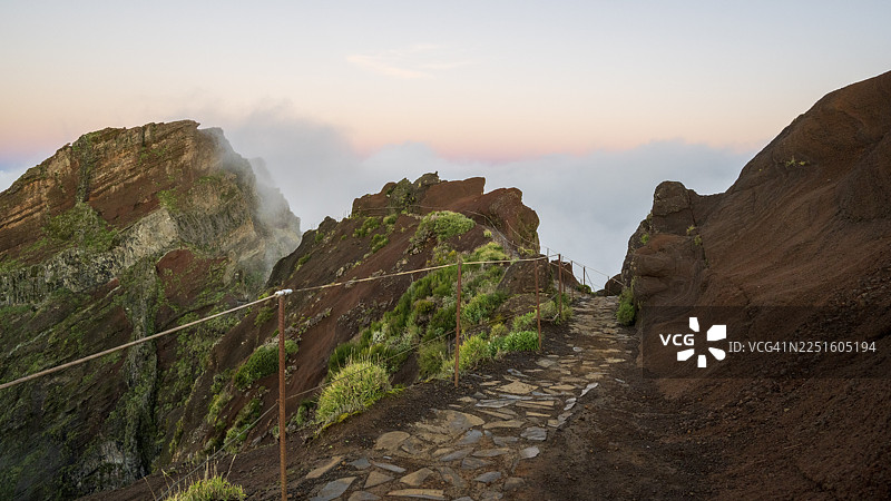 皮科·杜·阿里埃罗的日出，雾气席卷山峰，云海，PR1徒步路线，马德拉，葡萄牙图片素材