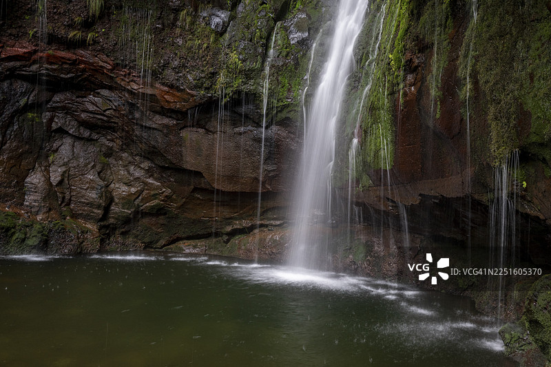 25泉瀑布，25泉，PR6徒步小径，25泉勒瓦达，月桂林，拉巴萨尔自然保护区，马德拉，葡萄牙图片素材
