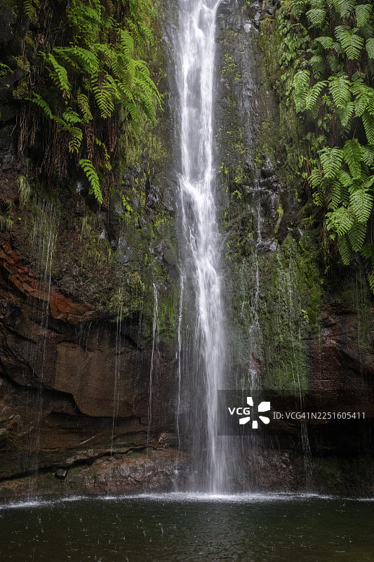25泉瀑布，25泉，PR6远足小径，25泉勒瓦达，月桂林，拉巴萨尔自然保护区，马德拉，葡萄牙图片素材