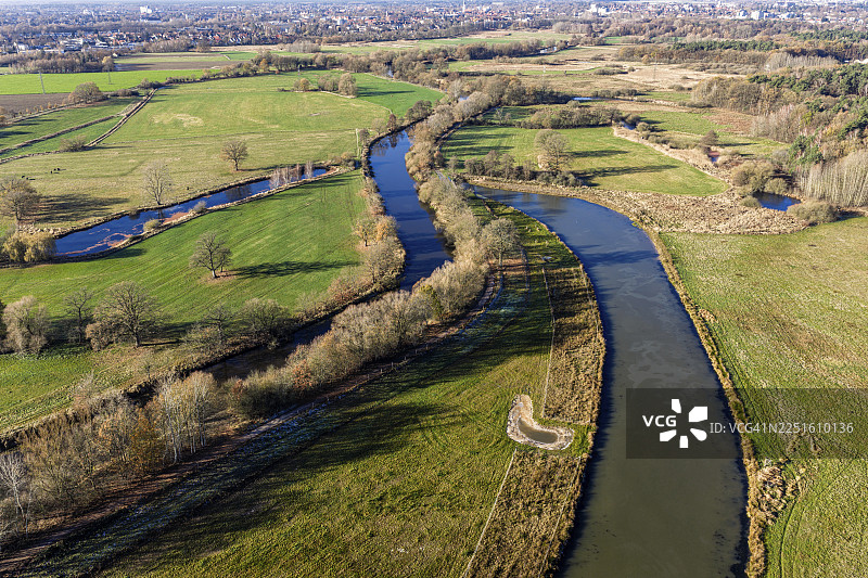 鸟瞰图，塞勒以东的阿尔勒河，被草地环绕的溪流，下萨克森州塞勒，德国图片素材