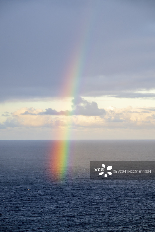 彩虹掠过海面，乌云密布，细雨绵绵，马德拉，葡萄牙图片素材
