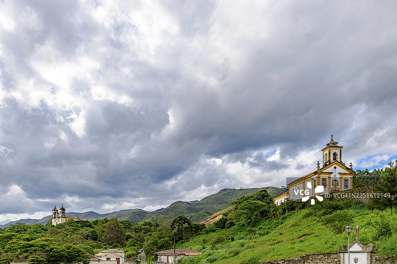 巴西米纳斯吉拉斯州历史名城欧鲁普雷图山丘上的巴洛克风格教堂图片素材