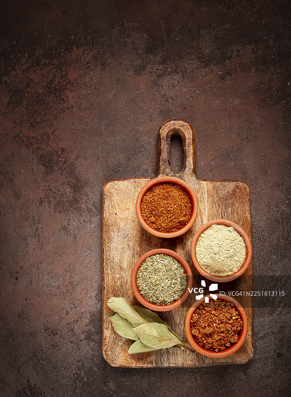 格鲁吉亚香料,盛放在陶瓷碗中,种类多样,香料套装,包括乌措(utsho)、阿吉卡(adjika)、斯瓦涅蒂盐(Svan salt)、芫荽籽粉,俯视视角,无人图片素材