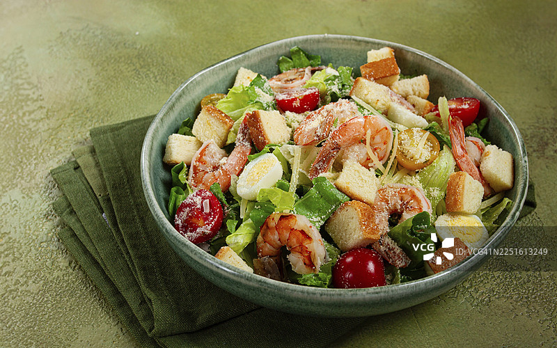 凯撒沙拉，配虎虾、虾沙拉、生菜、鹌鹑蛋、圣女果、帕玛森芝士，无人图片素材