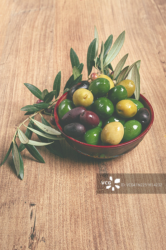 一碗混合的橄榄,包括奇客迪奇(chalkidiki)、维迪巨型(Verdi giganti)和卡拉马塔(Kalamata)等品种,俯视视角,无人物图片素材