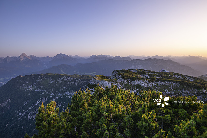 夏日日落时分，在贝希特斯加登高处的王座上，可以看到高山松和位于乌特斯贝格山上的施托尔小屋的景色。贝希特斯加登地区。图片素材