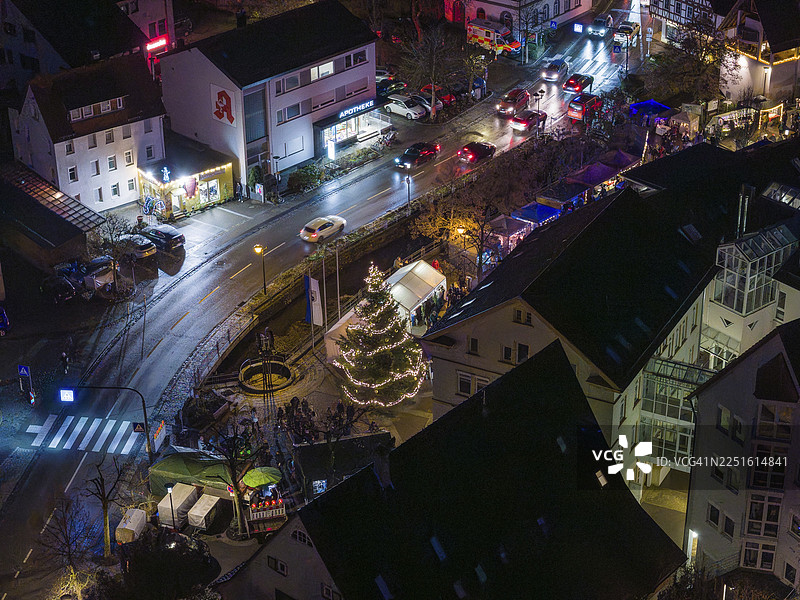 德国 böblingen 区 Aidlingen 圣诞市场夜景，装饰着房屋，中央有一棵巨大的圣诞树。图片素材