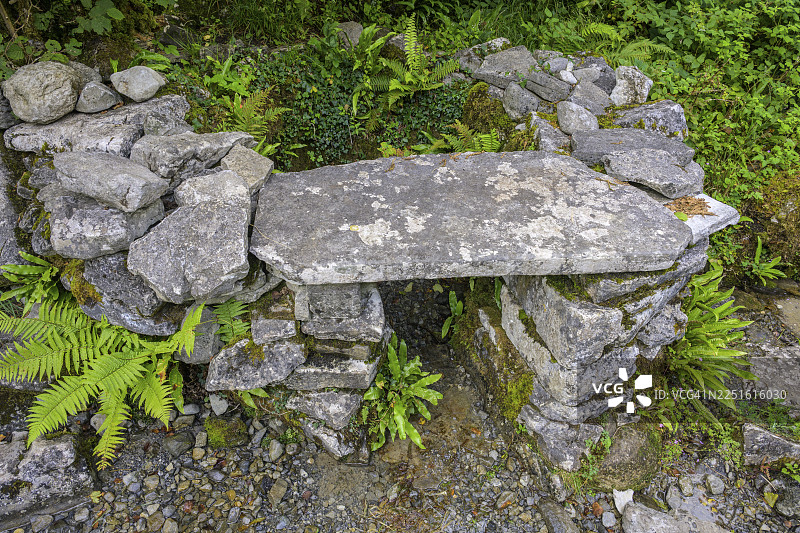 圣科尔曼教堂神圣之泉，位于爱尔兰克莱尔郡卡兰凯尔希拉的巴伦地区图片素材