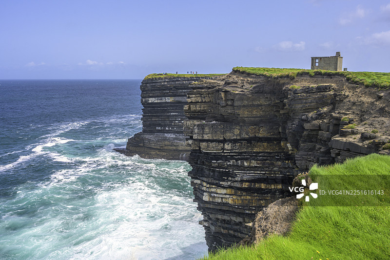 爱尔兰梅奥郡拉克安，唐帕特里克角二战时期的悬崖海岸和观察哨图片素材