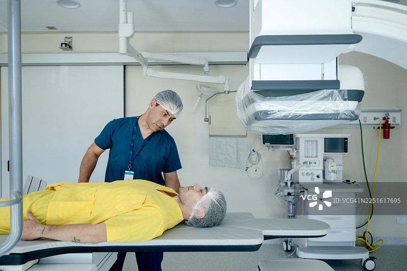 年轻的截肢者在医院接受医学检查图片素材