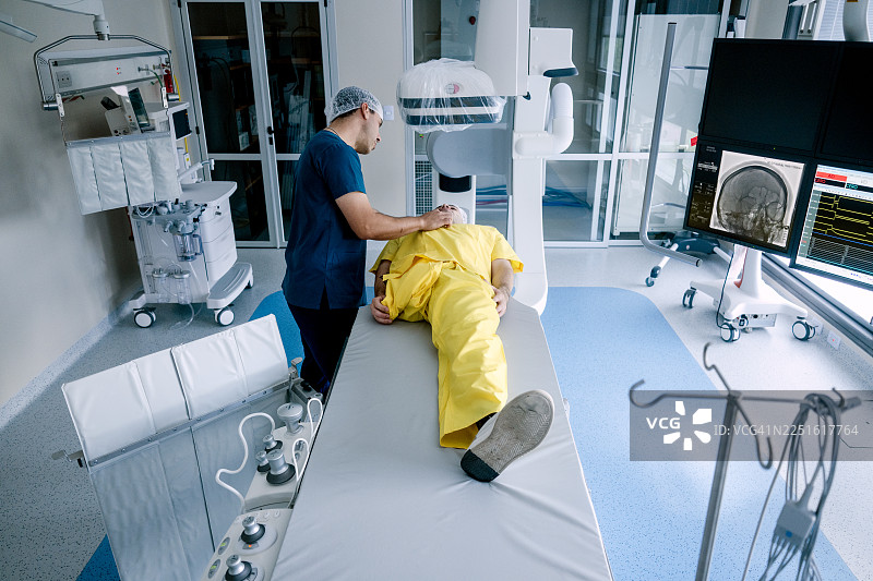 年轻的截肢者在医院接受体检图片素材