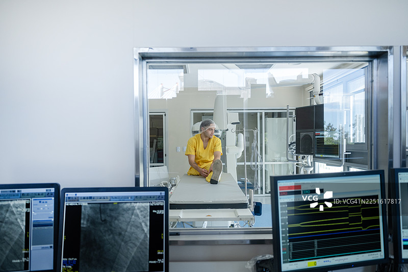 年轻的截肢者在医院接受医疗检查图片素材