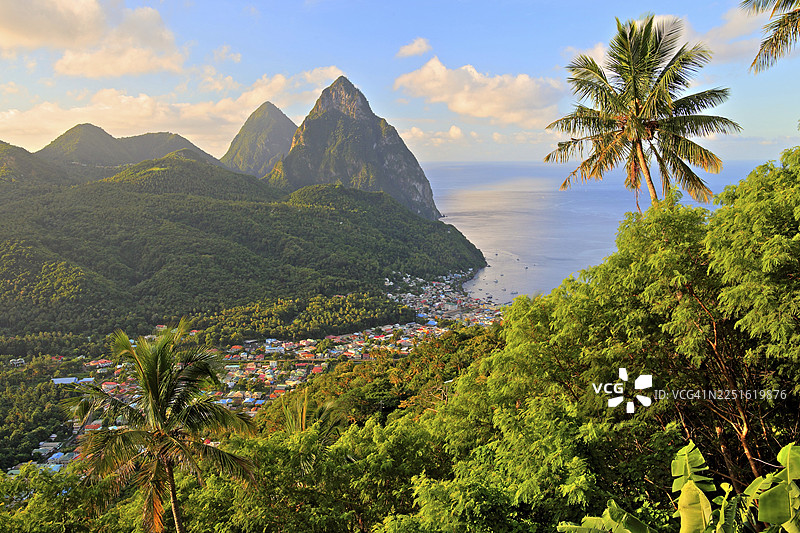 热带风光，远眺村庄和双子峰，大皮顿峰（770米）和小皮顿峰（743米），清晨阳光，苏弗里耶尔，圣卢西亚，小安的列斯群岛，西印度群岛，加勒比海图片素材