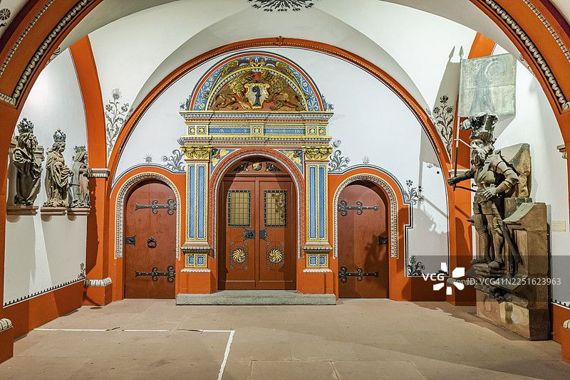 巴塞尔市政厅的拱廊，带有古董木门图片素材