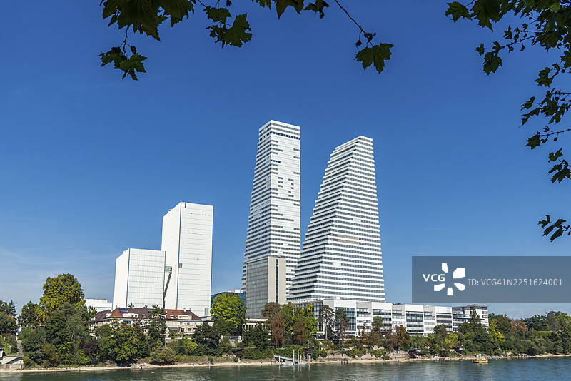 位于巴塞尔莱茵河畔的罗氏大厦图片素材