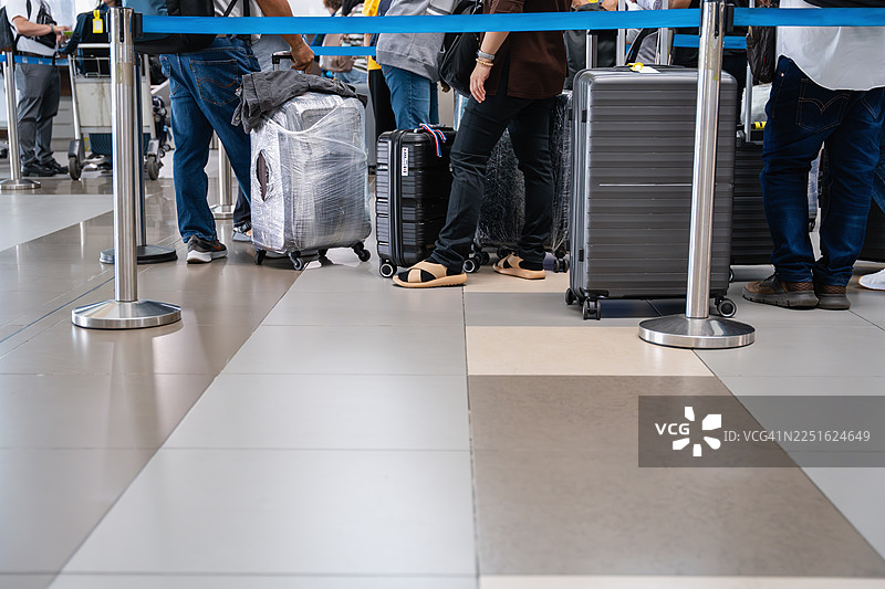 旅客排队等候，行李箱随身图片素材