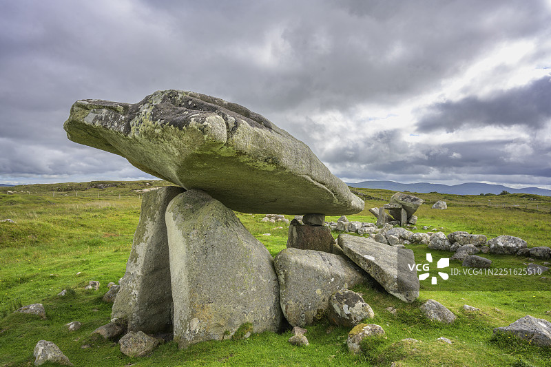 爱尔兰多尼戈尔郡基尔克卢尼的巨石墓图片素材