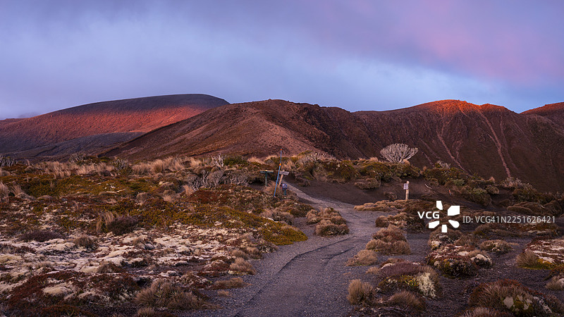 火山地貌，塔玛湖步道，傍晚光线，日落。汤加里罗国家公园，北岛，新西兰图片素材