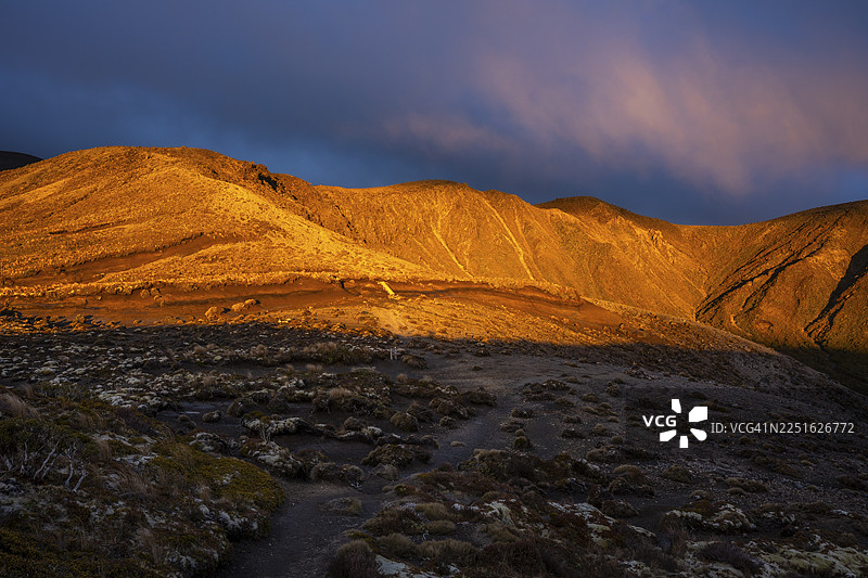 火山地貌,塔玛湖步道(Tama Lakes Track),傍晚光线,日落。汤加里罗国家公园,北岛,新西兰图片素材