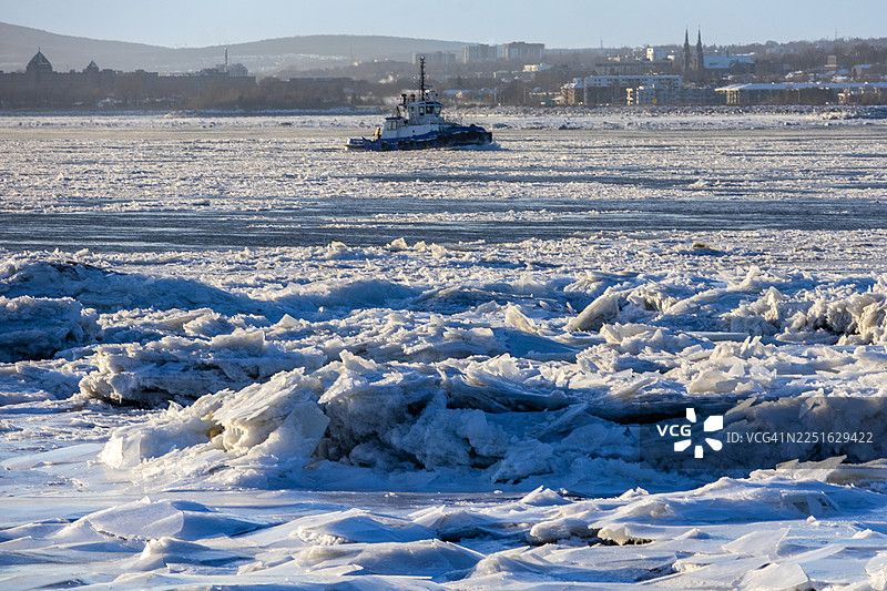 加拿大博波尔，圣劳伦斯河冰封水域中的拖船图片素材