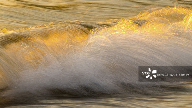 喷溅，海滩上的海浪，日落，长曝光，动态范围，波特南文，圣朱斯特，康沃尔，英国图片素材