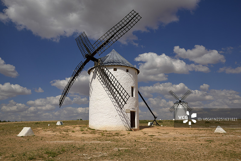 风车，克里普塔纳田野，雷阿尔省，卡斯蒂利亚-拉曼恰，西班牙图片素材
