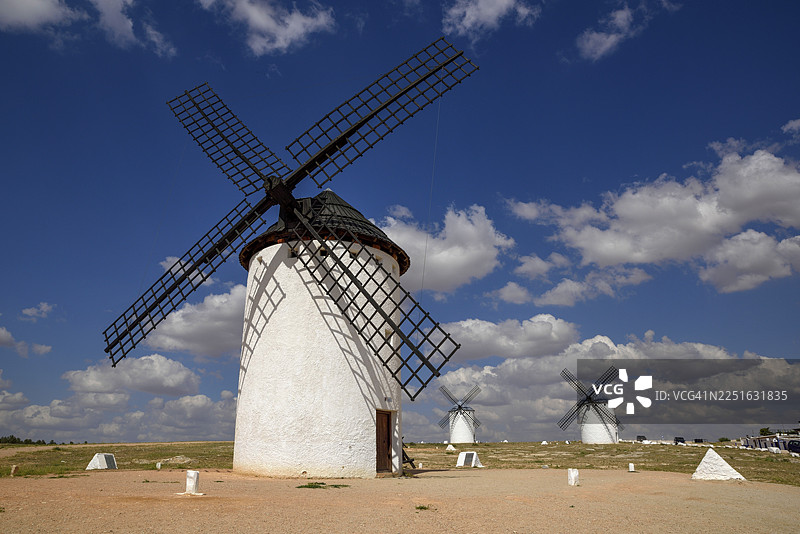 风车，克里普塔纳平原，雷阿尔省，卡斯蒂利亚-拉曼恰，西班牙图片素材