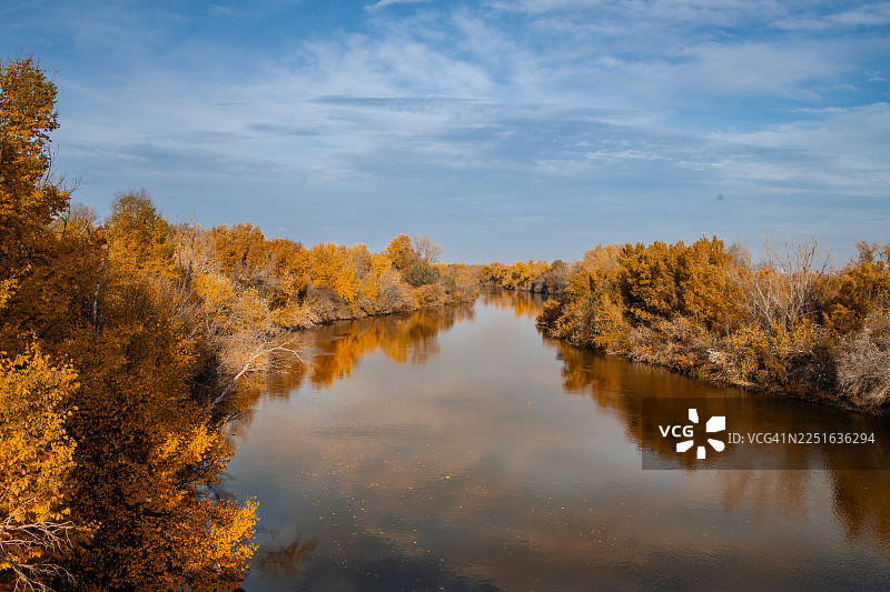 深秋时节，塔霍河蜿蜒流经托莱多省图片素材