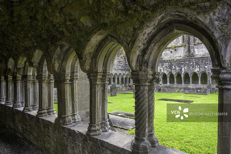 爱尔兰斯莱戈郡斯莱戈，建于1253年的道明会斯莱戈修道院遗址中的回廊图片素材