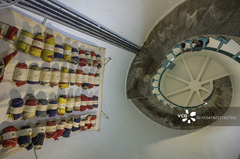 爱尔兰多尼戈尔郡法纳德的法纳德角灯塔内的螺旋楼梯和信号旗图片素材