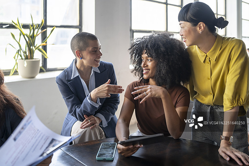 女商人</0>在现代办公室</0>合作项目图片素材