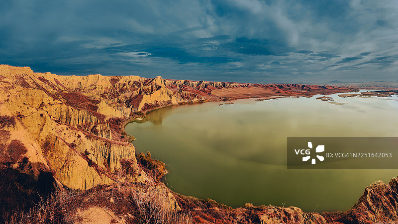布鲁洪河谷，卡斯特洪水库上方的粘土地貌图片素材