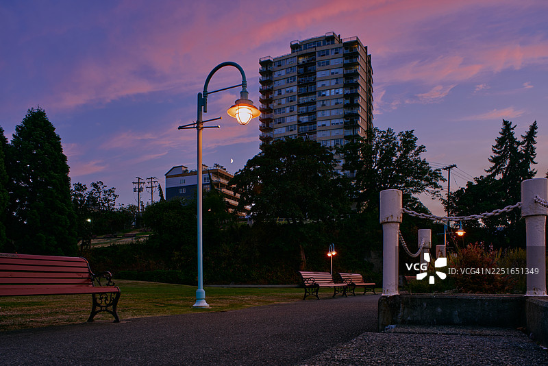 黄昏时分的公园长椅和路灯图片素材