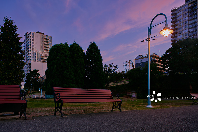黄昏时分的公园长椅和路灯图片素材
