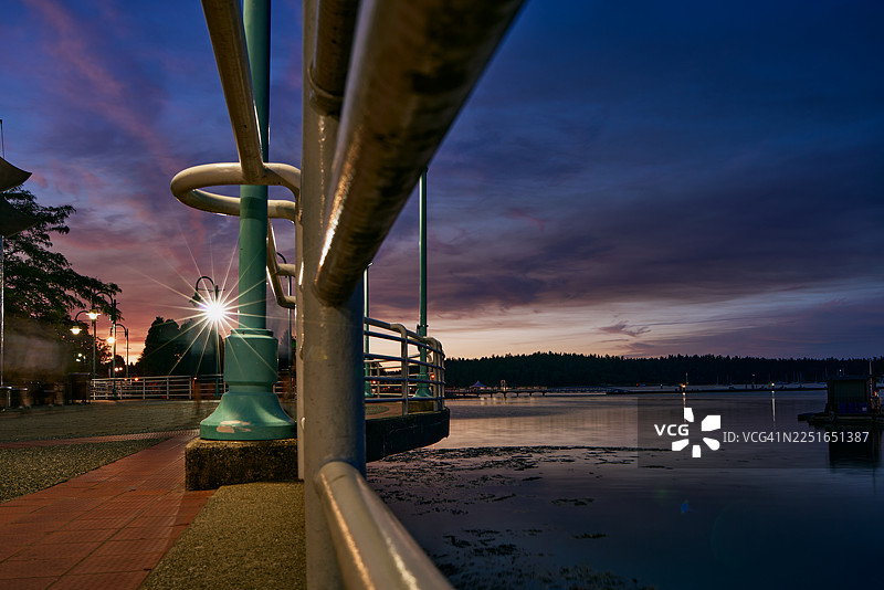 夜晚海滨长廊与灯塔图片素材