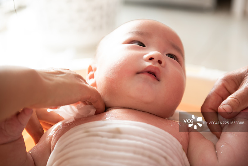 特写：宝宝在家中水中洗澡图片素材