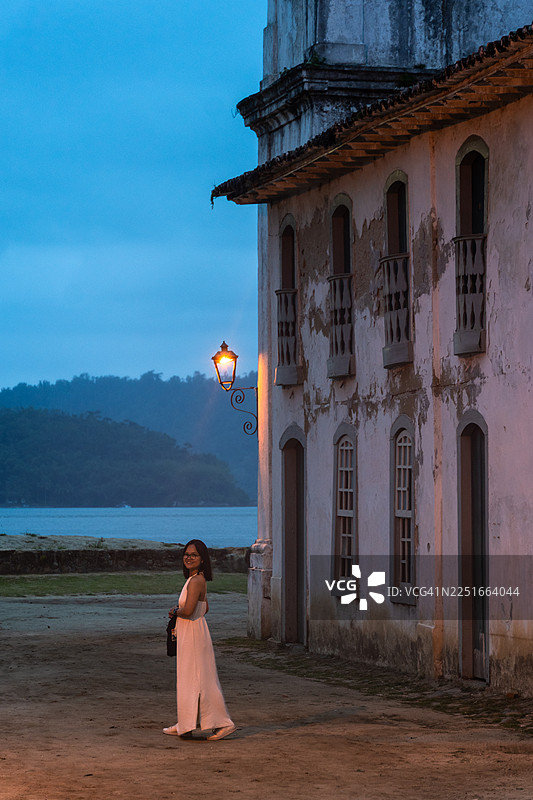 巴西帕拉蒂老城里的女人图片素材