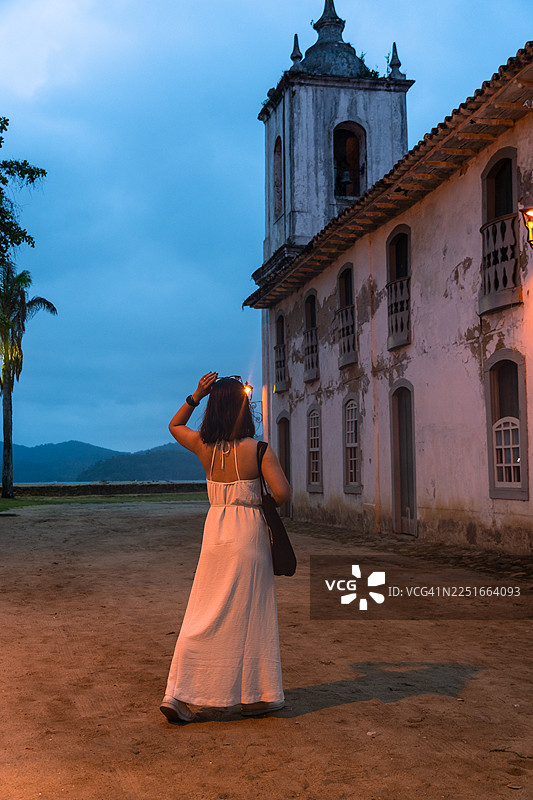 巴西帕拉蒂老城区的女子图片素材