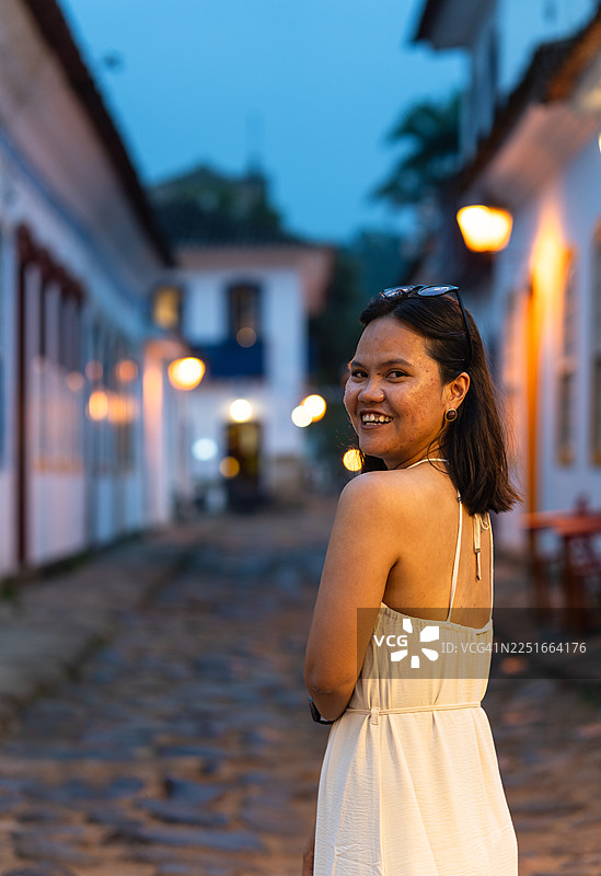 巴西帕拉蒂历史中心的一名女子图片素材