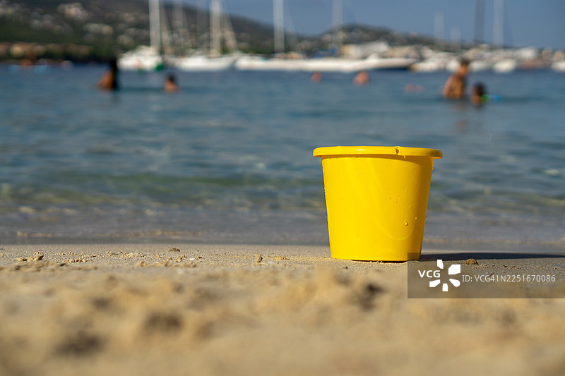 背景为地中海的儿童沙桶图片素材